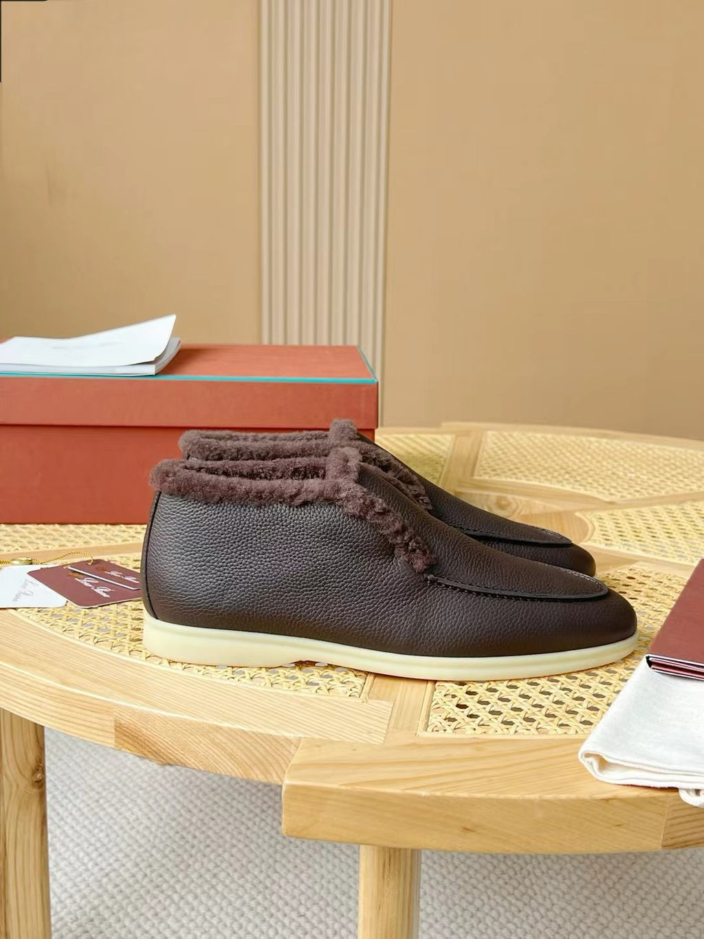 Loro Piana – Dunkelbraune Slip-on-Hausschuhe aus Leder mit Plüschfutter