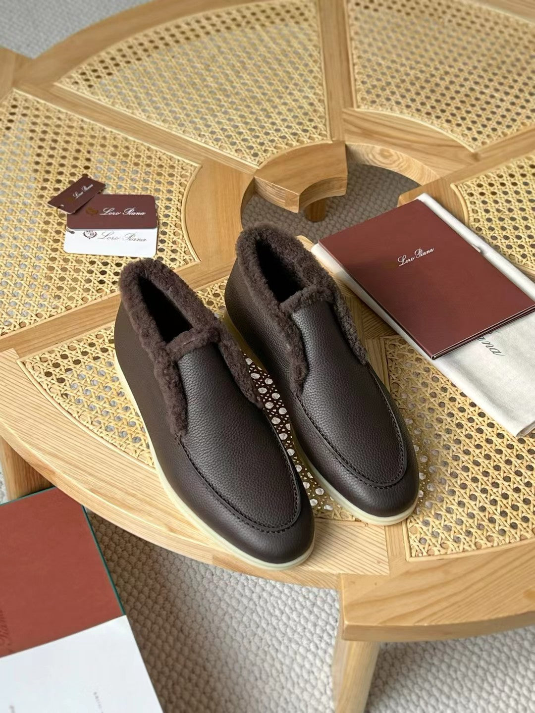 Loro Piana – Dunkelbraune Slip-on-Hausschuhe aus Leder mit Plüschfutter