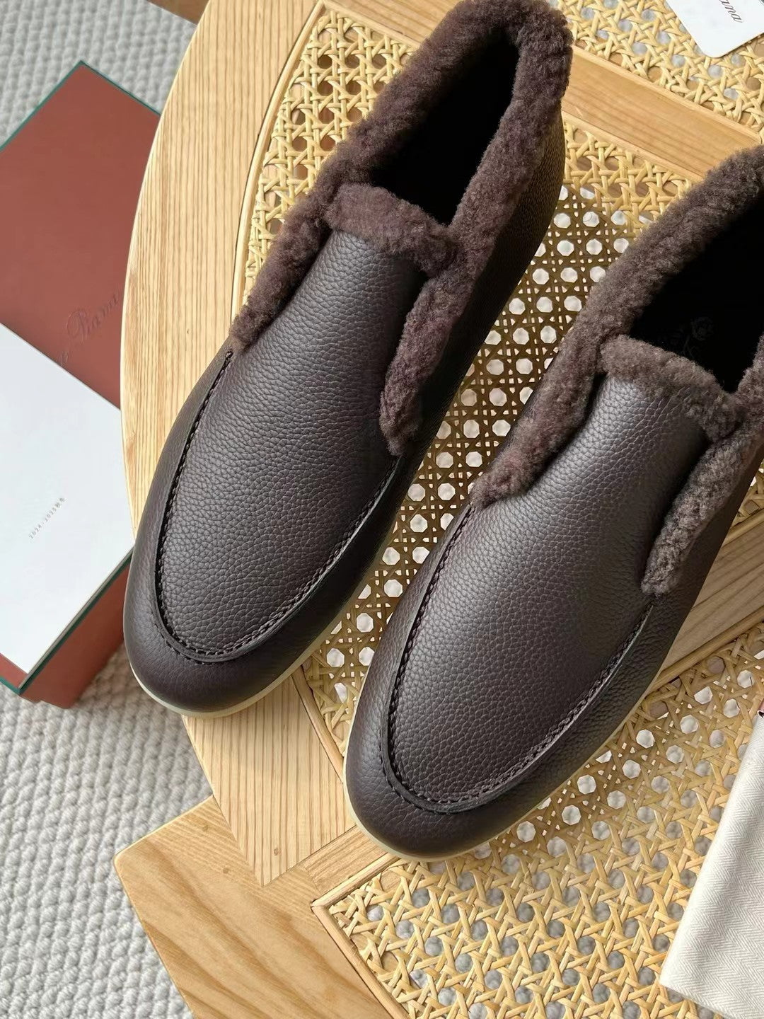 Loro Piana – Dunkelbraune Slip-on-Hausschuhe aus Leder mit Plüschfutter