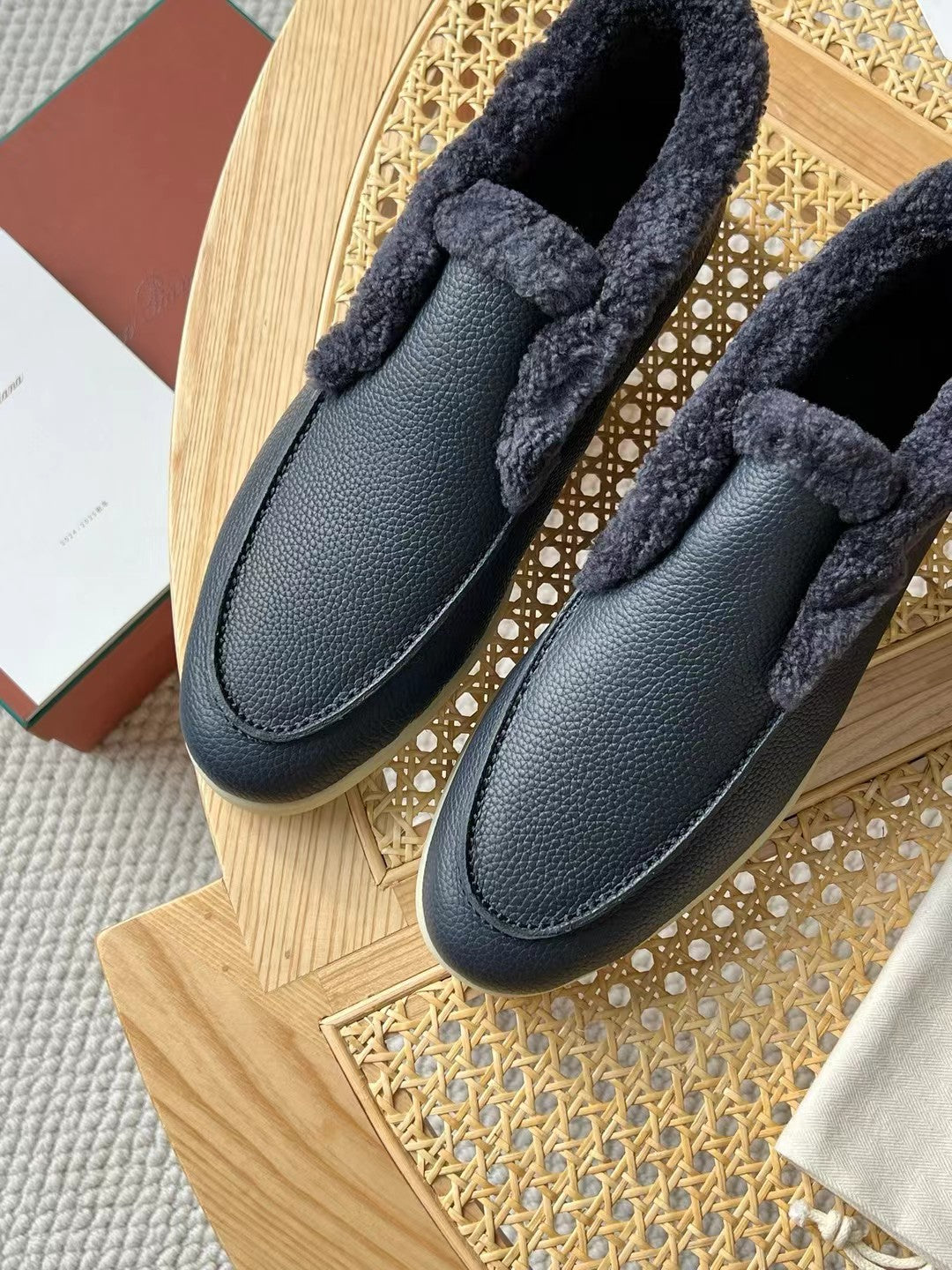 Loro Piana – Schwarze Slip-on-Hausschuhe aus strukturiertem Leder mit Plüschfutter