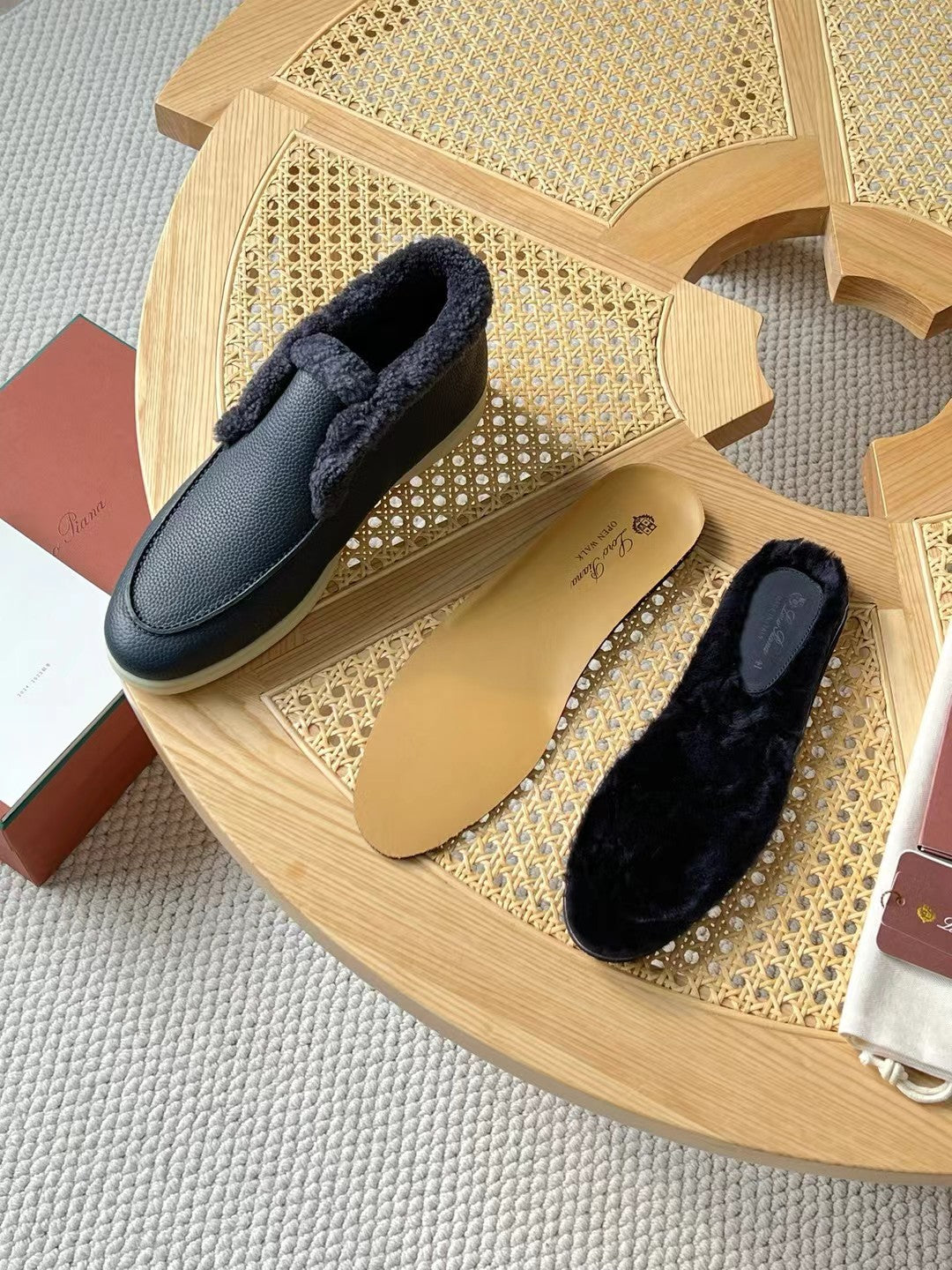 Loro Piana – Schwarze Slip-on-Hausschuhe aus strukturiertem Leder mit Plüschfutter