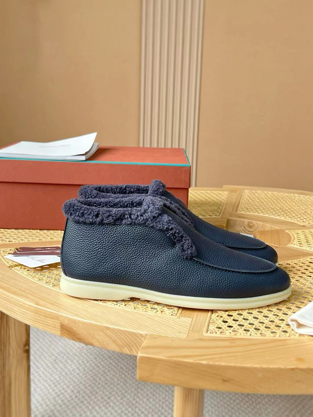 Loro Piana – Schwarze Slip-on-Hausschuhe aus strukturiertem Leder mit Plüschfutter