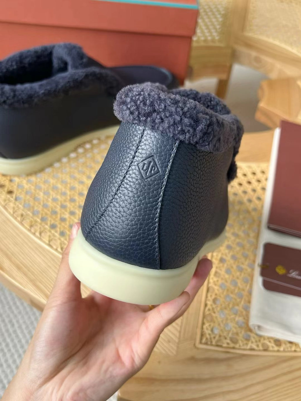 Loro Piana – Schwarze Slip-on-Hausschuhe aus strukturiertem Leder mit Plüschfutter