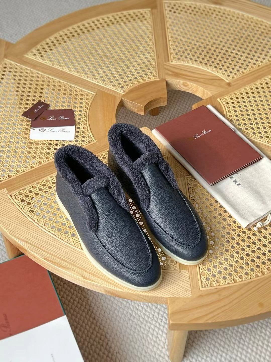 Loro Piana – Schwarze Slip-on-Hausschuhe aus strukturiertem Leder mit Plüschfutter