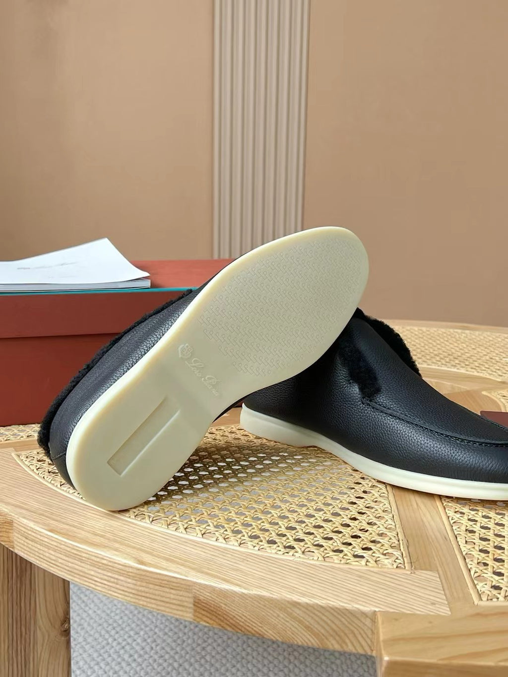 Loro Piana – Schwarze Slip-on-Hausschuhe aus Leder mit Plüschfutter
