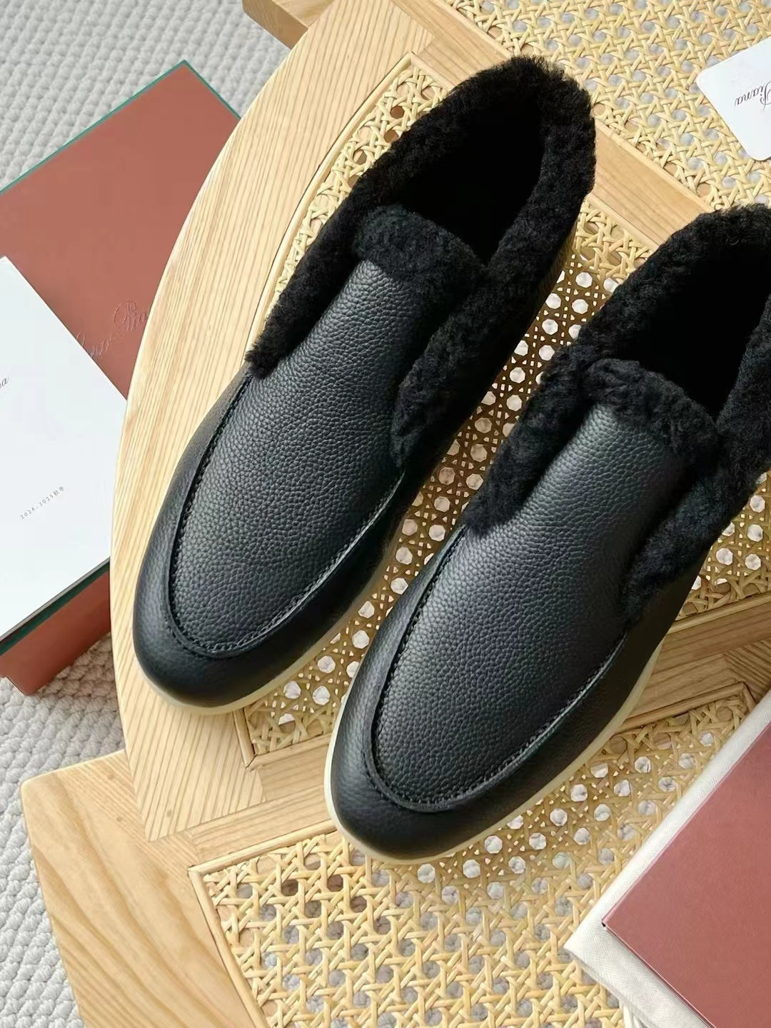 Loro Piana – Schwarze Slip-on-Hausschuhe aus Leder mit Plüschfutter