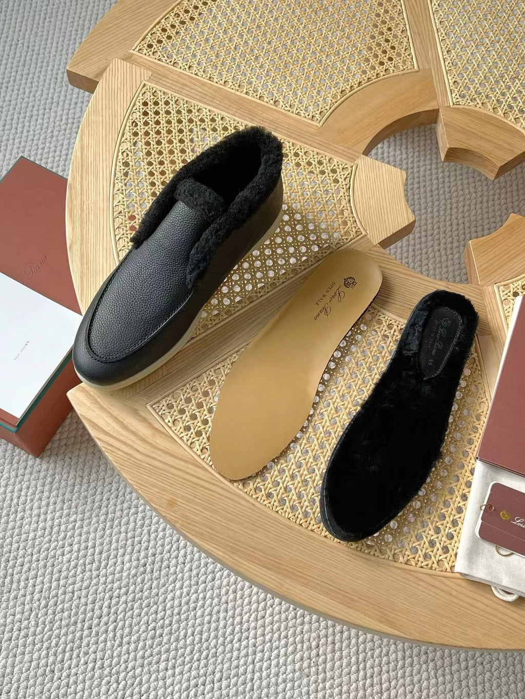 Loro Piana – Schwarze Slip-on-Hausschuhe aus Leder mit Plüschfutter