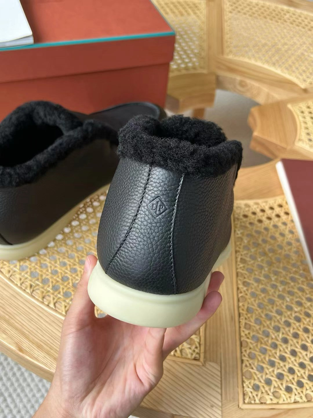 Loro Piana – Schwarze Slip-on-Hausschuhe aus Leder mit Plüschfutter