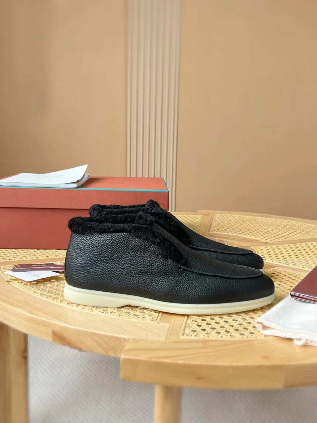 Loro Piana – Schwarze Slip-on-Hausschuhe aus Leder mit Plüschfutter
