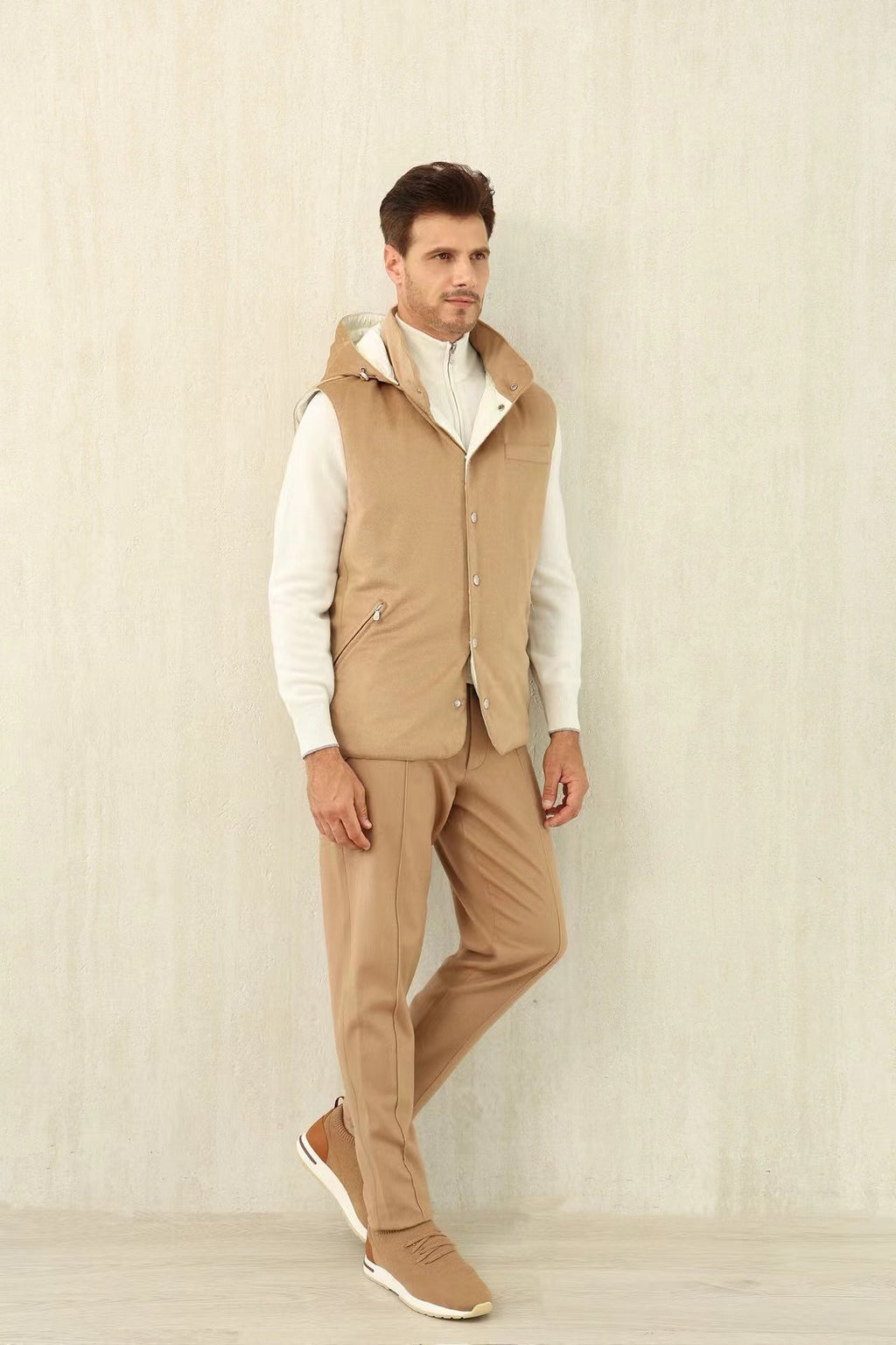 John Smedley Weste in Beige mit Kapuze – Weicher Stoff & Warmes Innenfutter