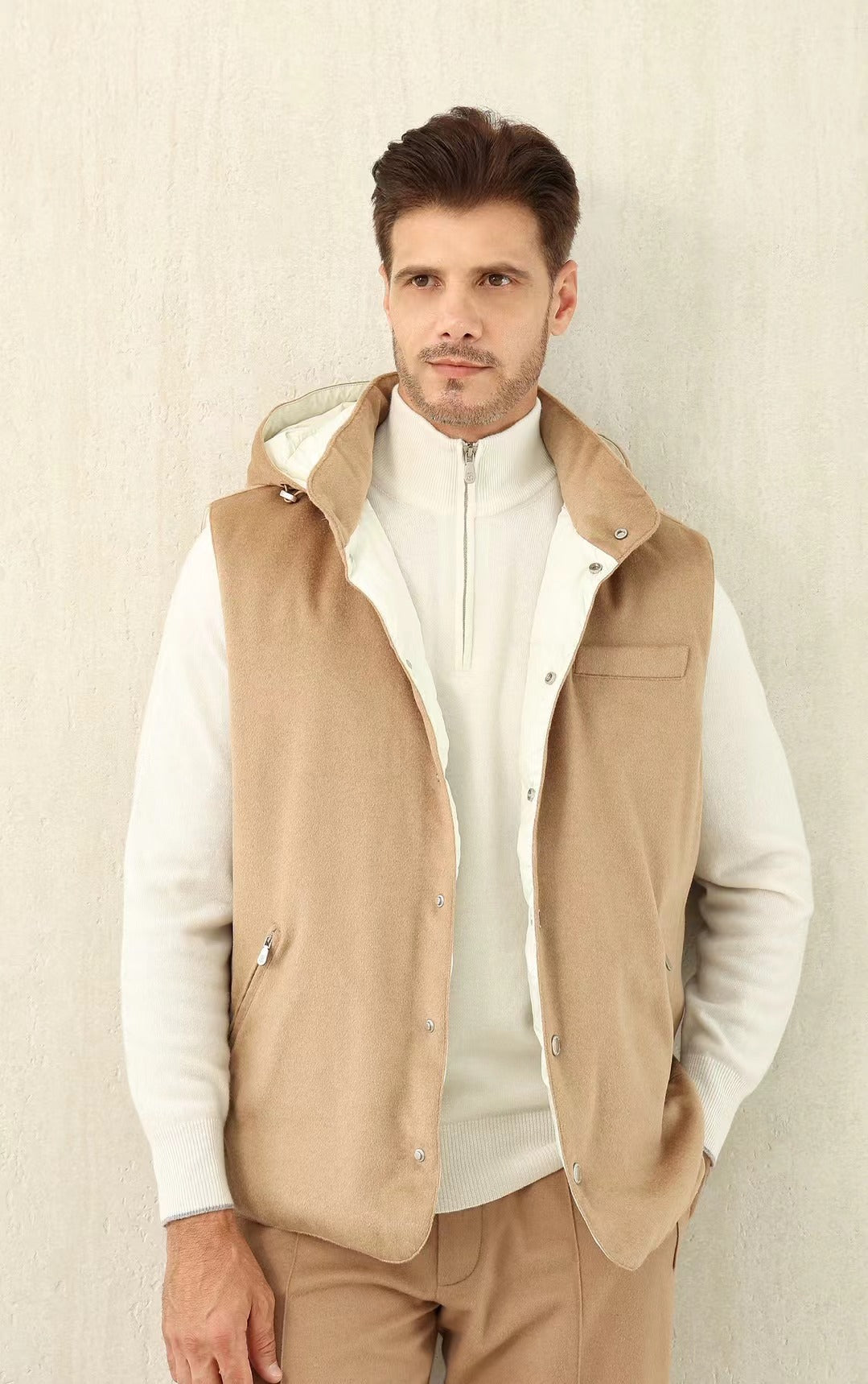 John Smedley Weste in Beige mit Kapuze – Weicher Stoff & Warmes Innenfutter