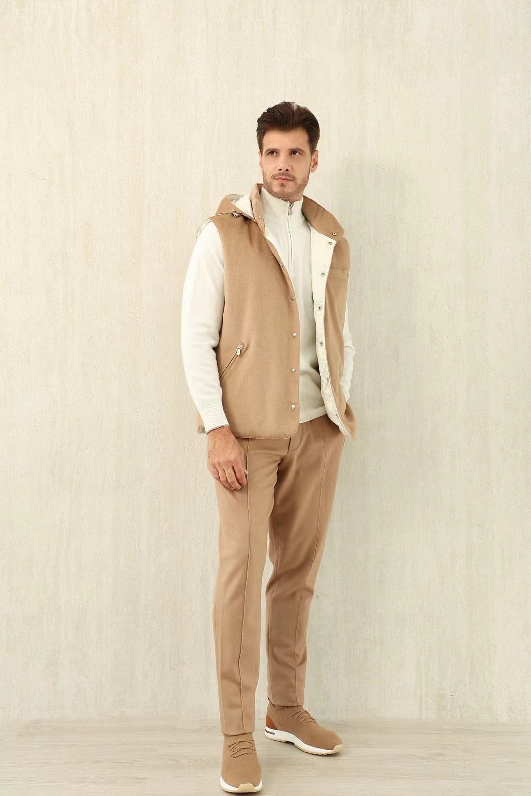 John Smedley Weste in Beige mit Kapuze – Weicher Stoff & Warmes Innenfutter
