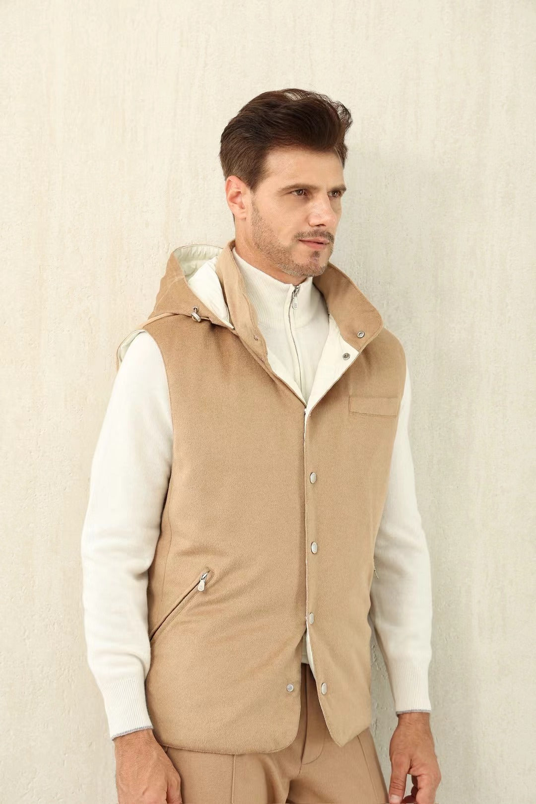 John Smedley Weste in Beige mit Kapuze – Weicher Stoff & Warmes Innenfutter
