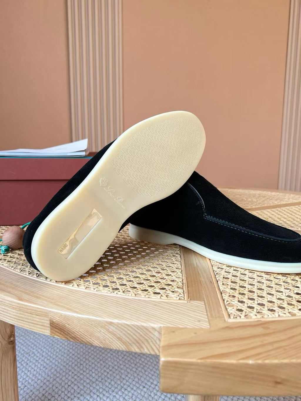 Loro Piana Slip-On Schuhe in Schwarz – Elegante Velours-Optik