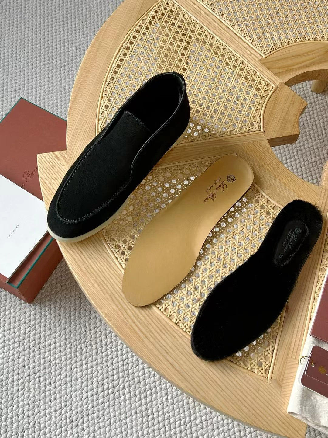 Loro Piana Slip-On Schuhe in Schwarz – Elegante Velours-Optik