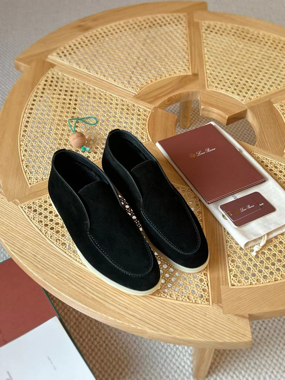 Loro Piana Slip-On Schuhe in Schwarz – Elegante Velours-Optik