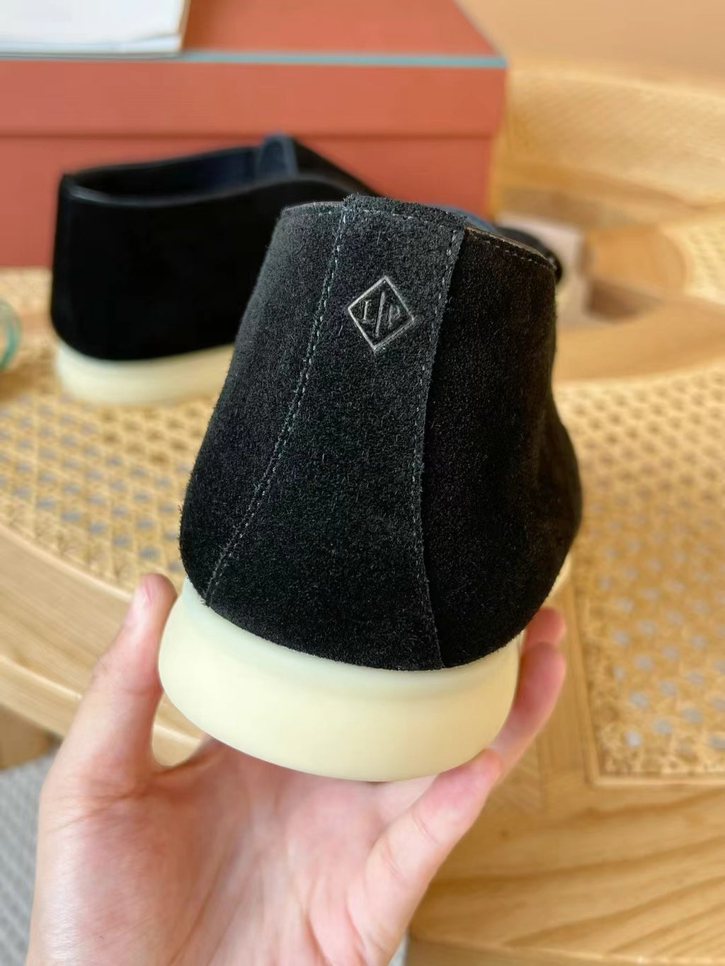 Loro Piana Slip-On Schuhe in Schwarz – Elegante Velours-Optik