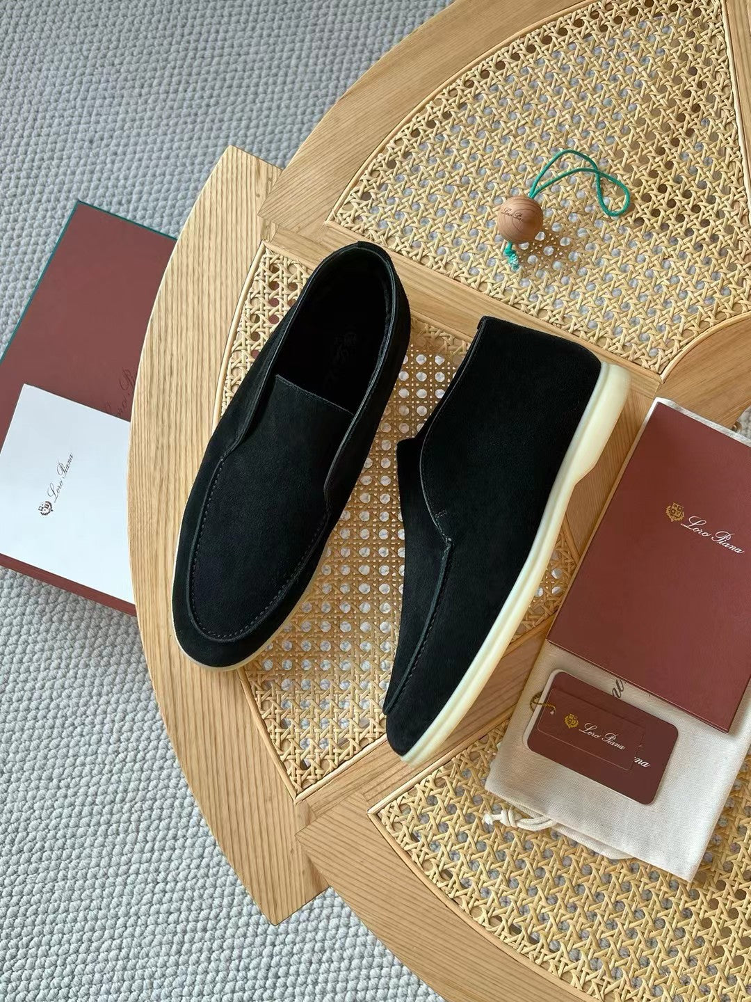 Loro Piana Slip-On Schuhe in Schwarz – Elegante Velours-Optik