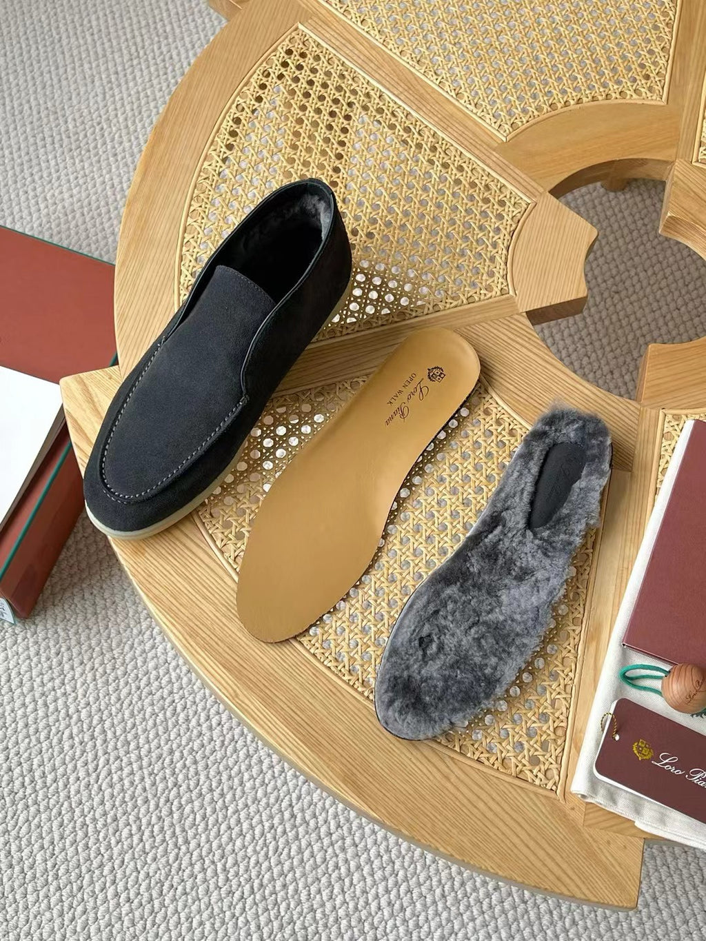 Loro Piana Slip-On Schuhe in Grau – Velours-Optik mit Warmfutter