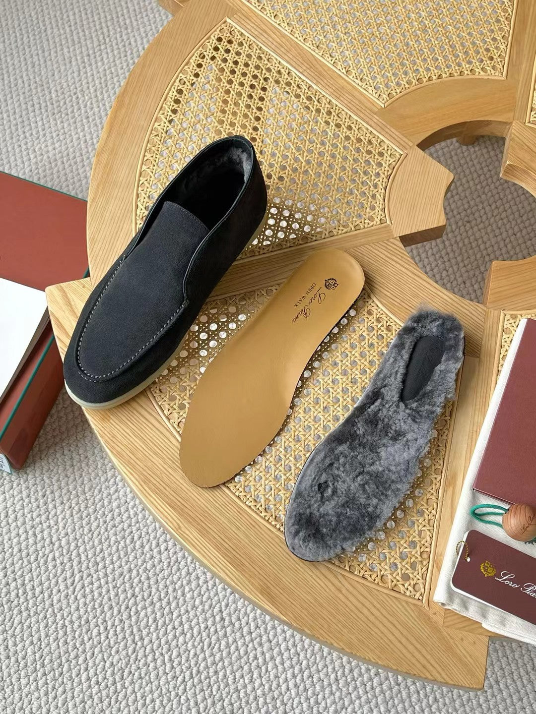 Loro Piana Slip-On Schuhe in Grau – Velours-Optik mit Warmfutter