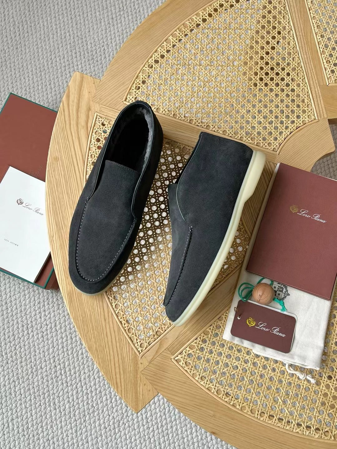 Loro Piana Slip-On Schuhe in Grau – Velours-Optik mit Warmfutter