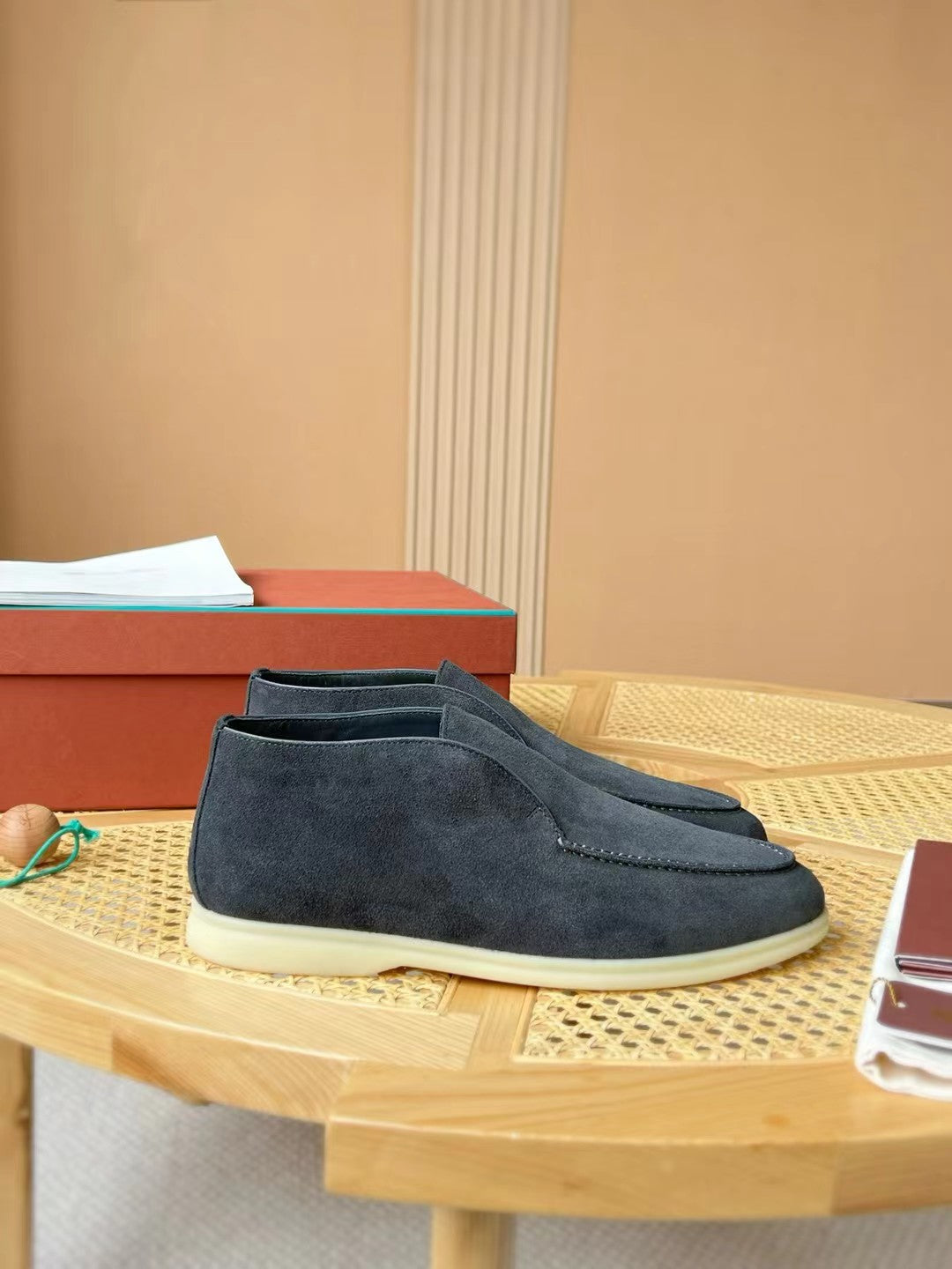 Loro Piana Slip-On Schuhe in Grau – Velours-Optik mit Warmfutter