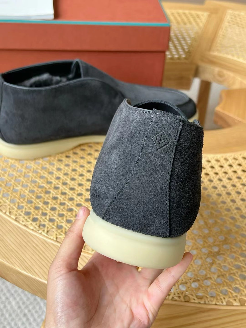 Loro Piana Slip-On Schuhe in Grau – Velours-Optik mit Warmfutter