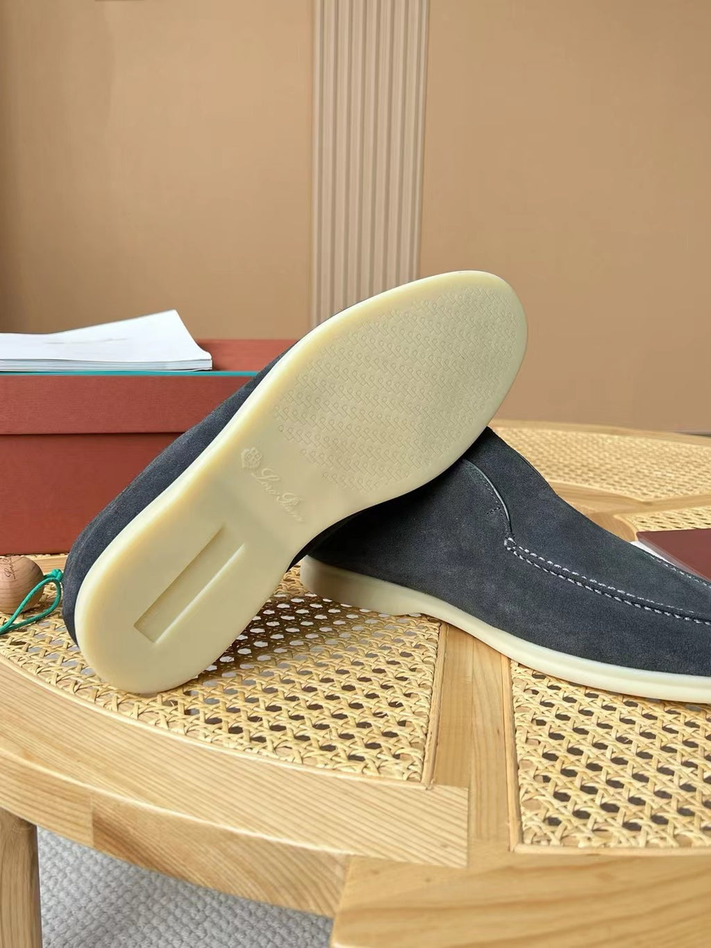 Loro Piana Slip-On Schuhe in Grau – Velours-Optik mit Warmfutter