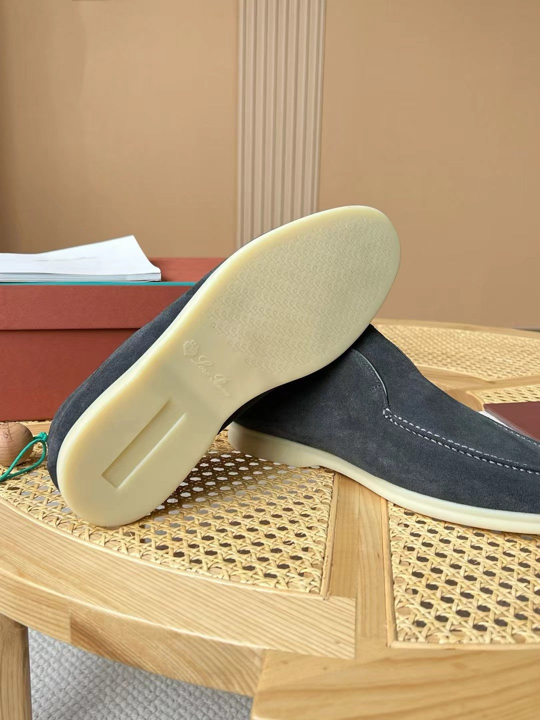 Loro Piana Slip-On Schuhe in Grau – Velours-Optik mit Warmfutter