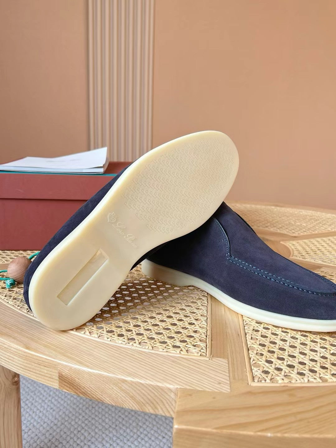 Loro Piana Slip-On Schuhe in Dunkelblau – Premium Velours-Optik
