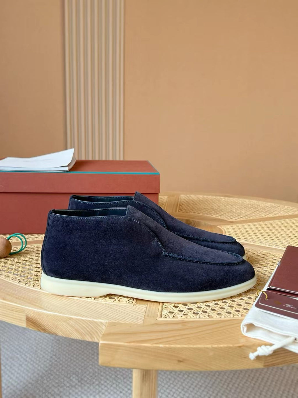 Loro Piana Slip-On Schuhe in Dunkelblau – Premium Velours-Optik