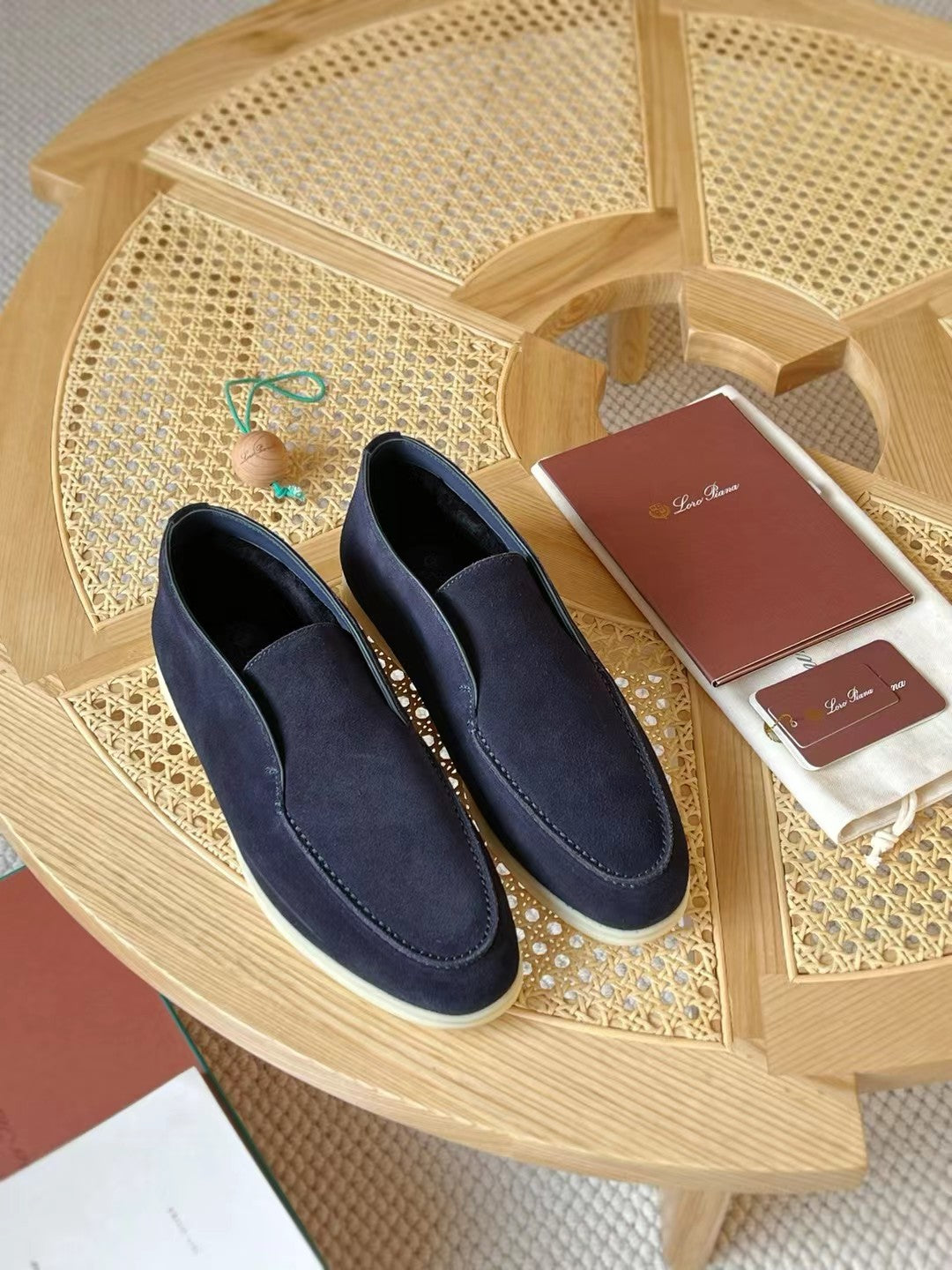 Loro Piana Slip-On Schuhe in Dunkelblau – Premium Velours-Optik