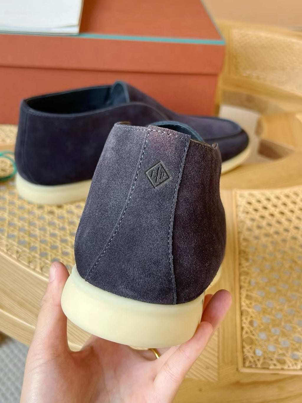 Loro Piana Slip-On Schuhe in Dunkelblau – Premium Velours-Optik