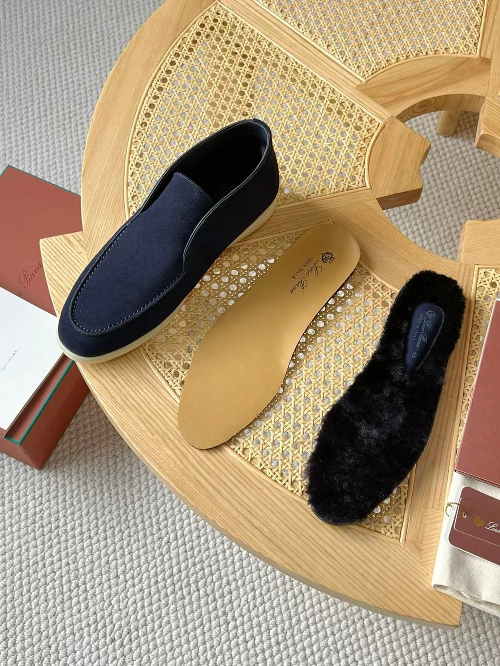 Loro Piana Slip-On Schuhe in Dunkelblau – Premium Velours-Optik