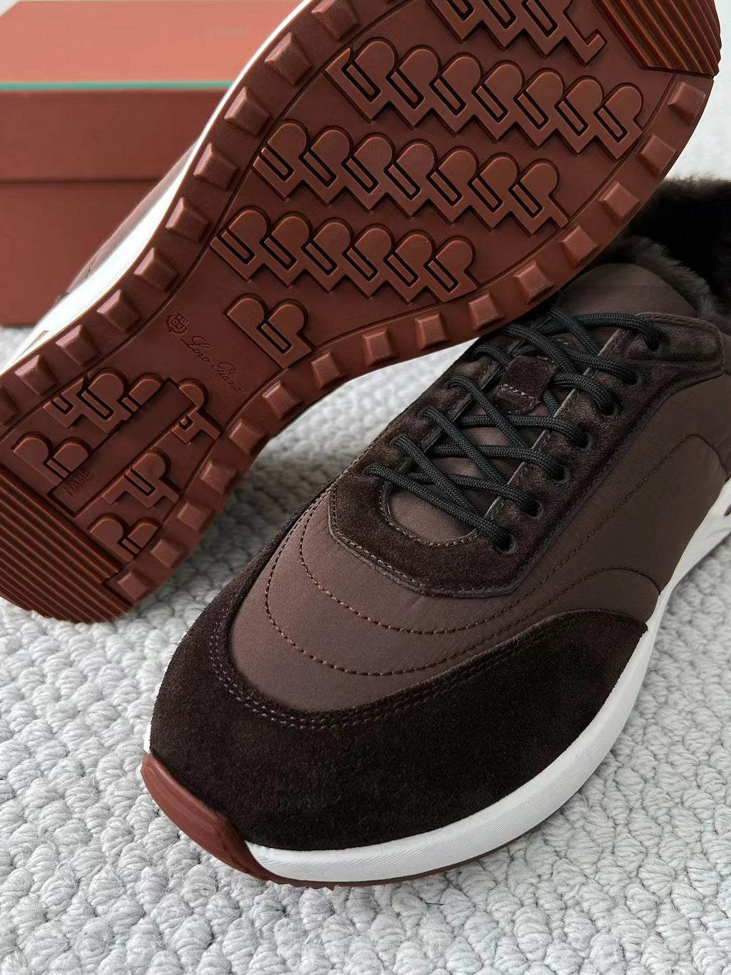 Loro Piana – Sneaker aus Wildleder mit Kaschmirfutter in Braun Herren