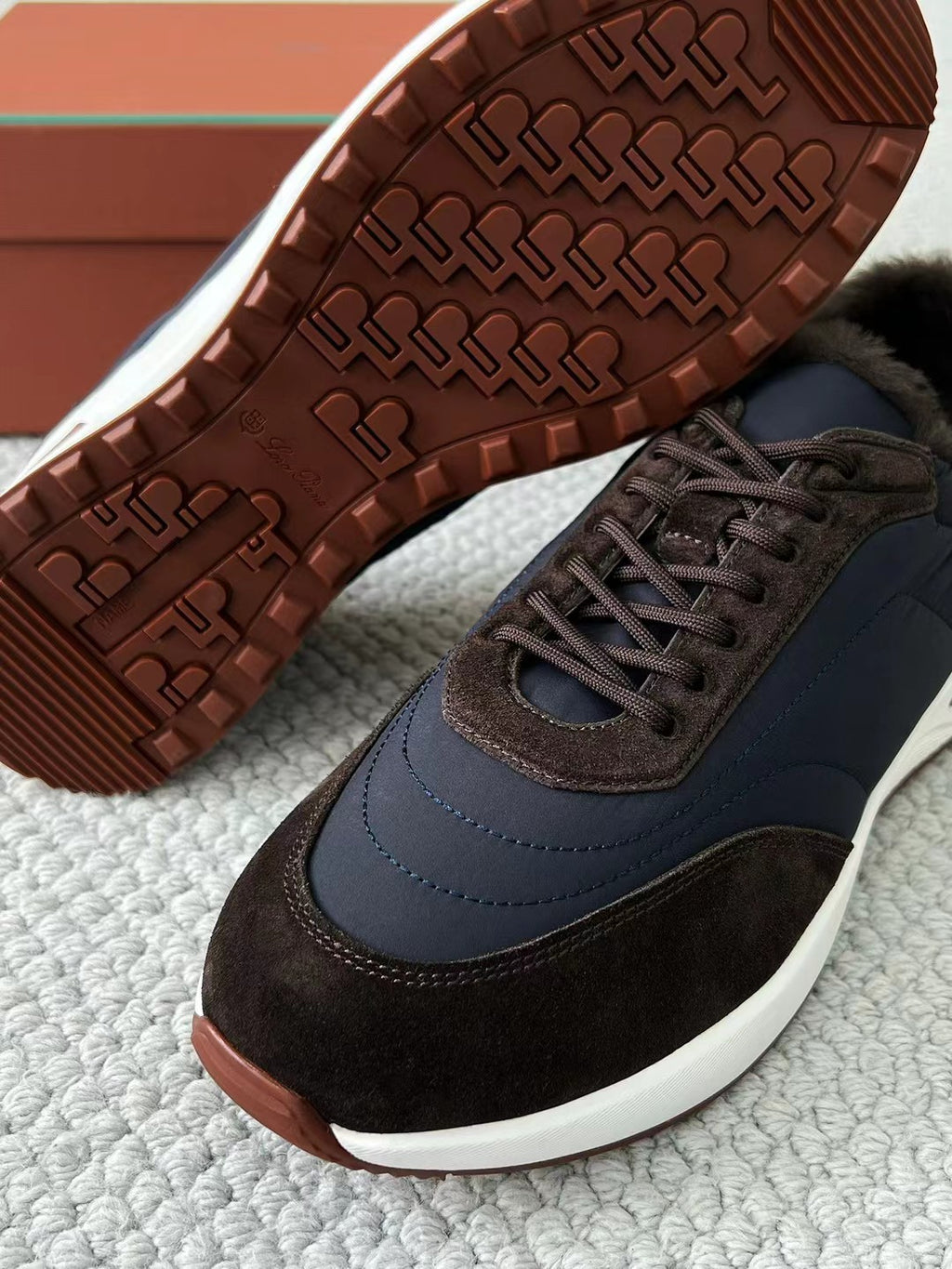 Loro Piana Herren-Sneaker aus Leder & Stoff mit Lammfellfutter – Dunkelbraun/Marineblau