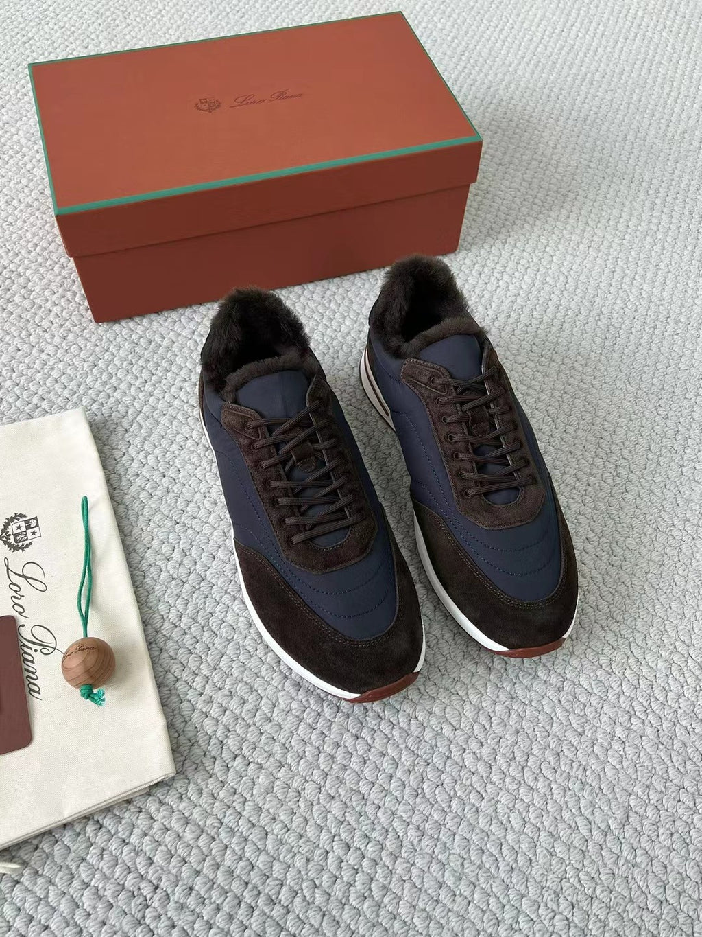 Loro Piana Herren-Sneaker aus Leder & Stoff mit Lammfellfutter – Dunkelbraun/Marineblau