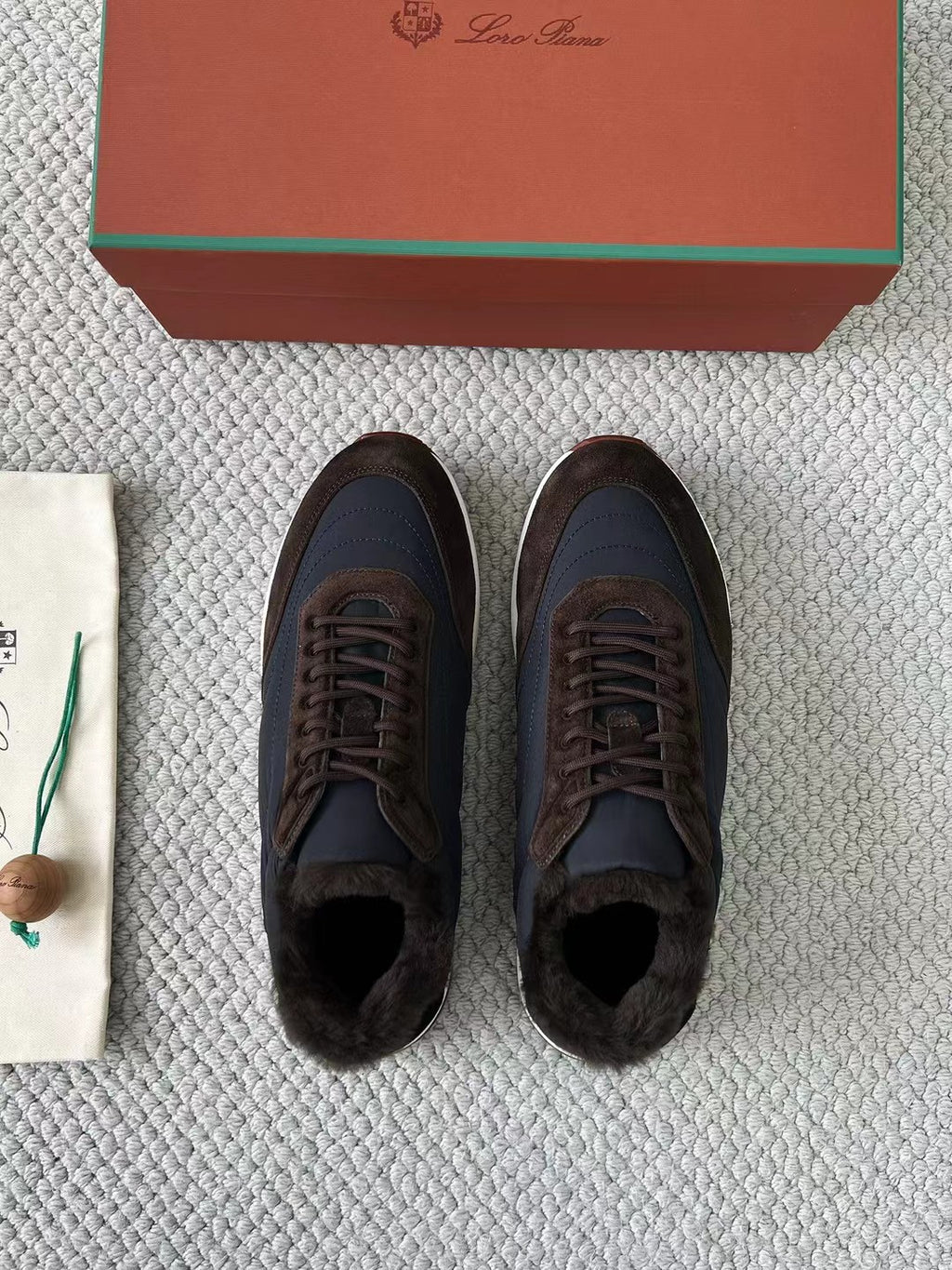 Loro Piana Herren-Sneaker aus Leder & Stoff mit Lammfellfutter – Dunkelbraun/Marineblau