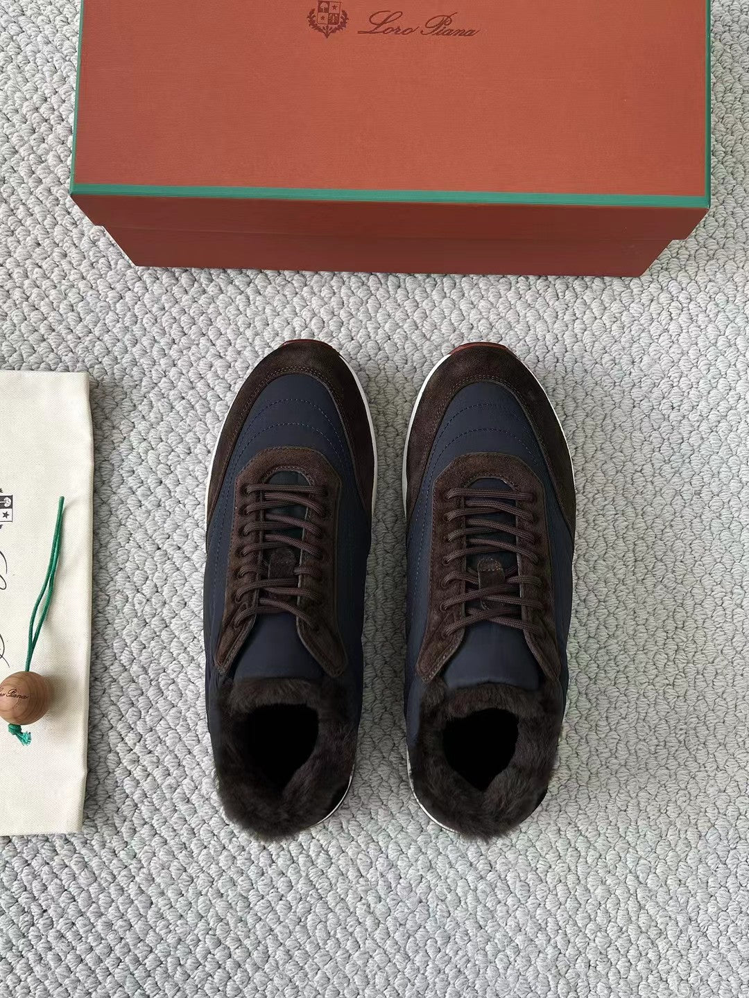 Loro Piana Herren-Sneaker aus Leder & Stoff mit Lammfellfutter – Dunkelbraun/Marineblau