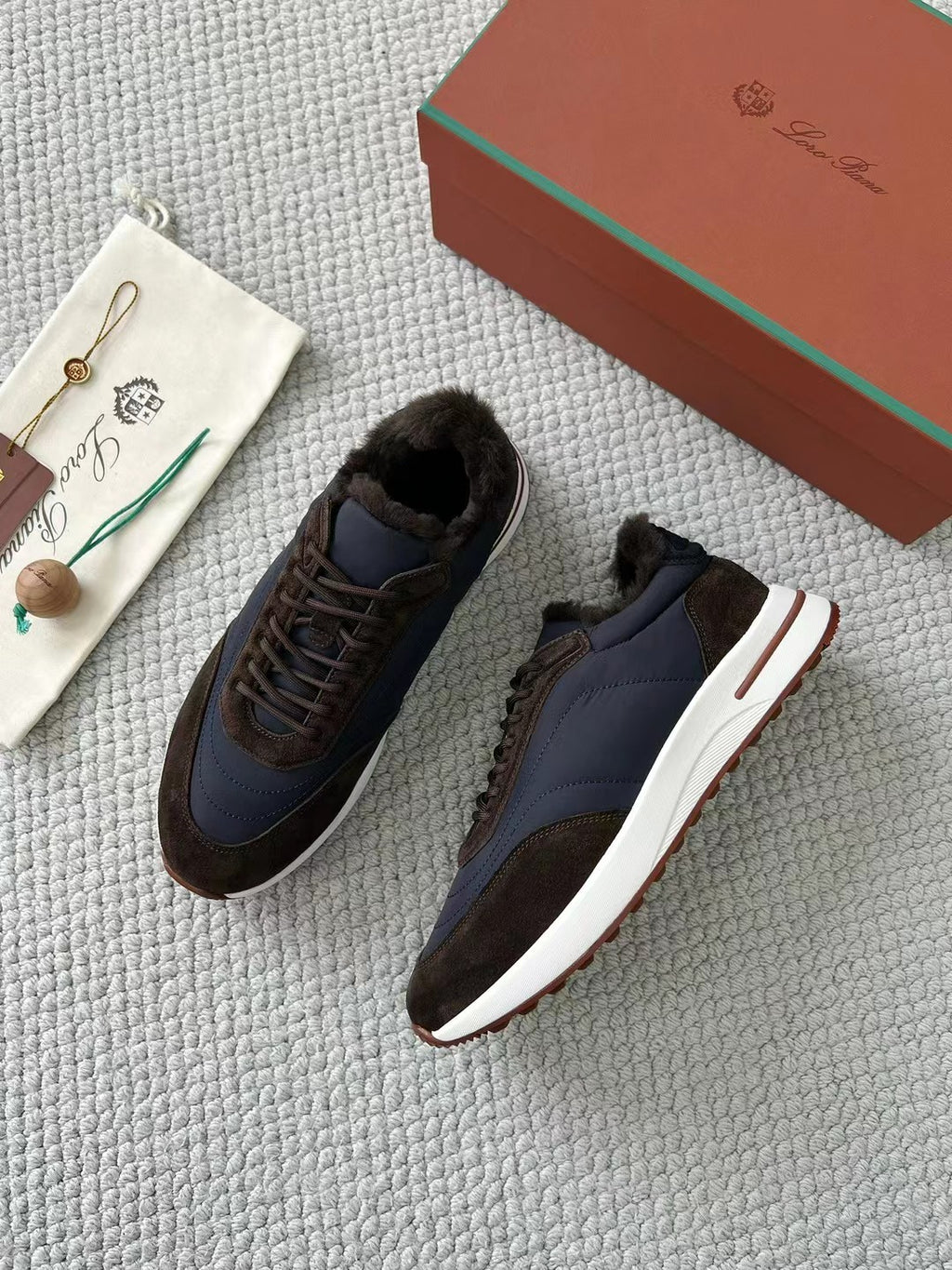 Loro Piana Herren-Sneaker aus Leder & Stoff mit Lammfellfutter – Dunkelbraun/Marineblau