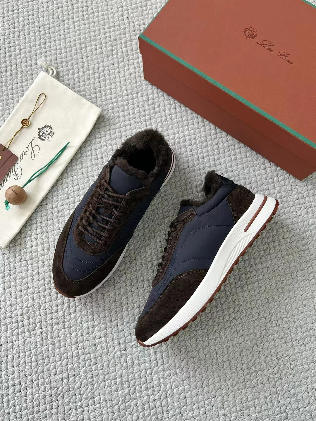 Loro Piana Herren-Sneaker aus Leder & Stoff mit Lammfellfutter – Dunkelbraun/Marineblau