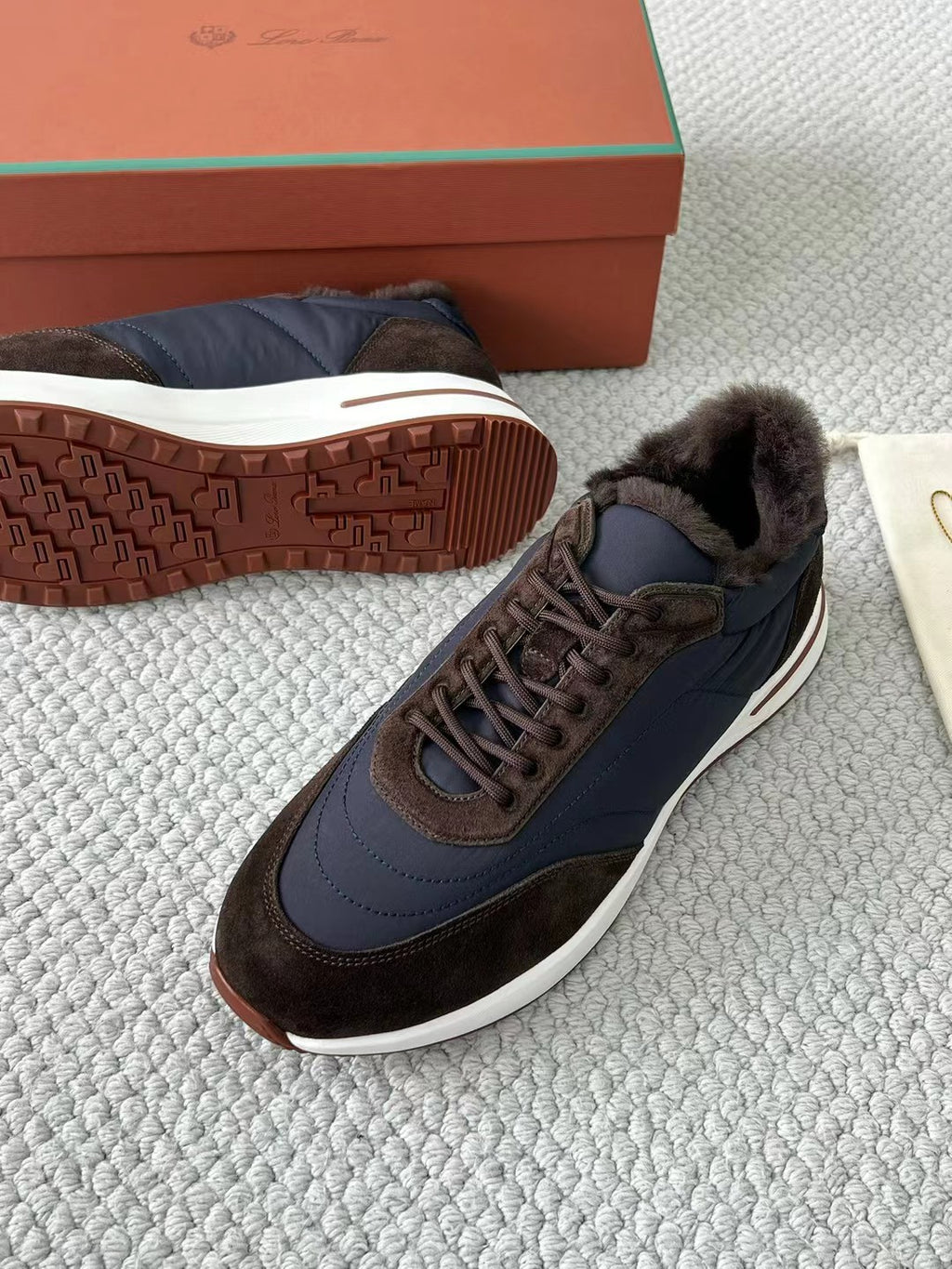 Loro Piana Herren-Sneaker aus Leder & Stoff mit Lammfellfutter – Dunkelbraun/Marineblau