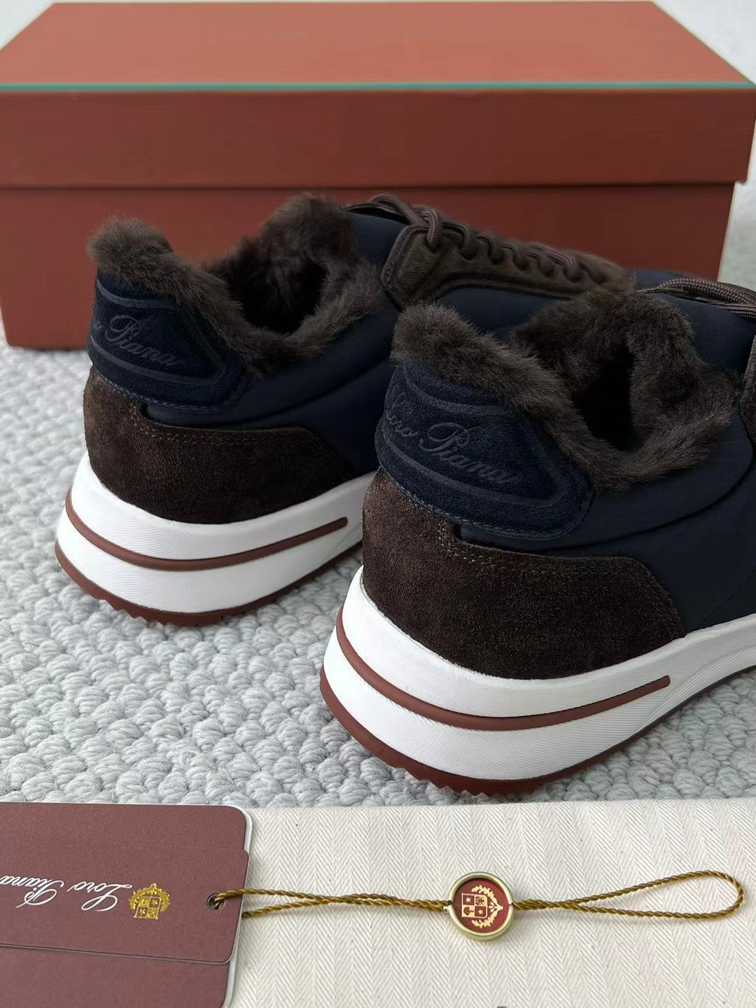 Loro Piana Herren-Sneaker aus Leder & Stoff mit Lammfellfutter – Dunkelbraun/Marineblau