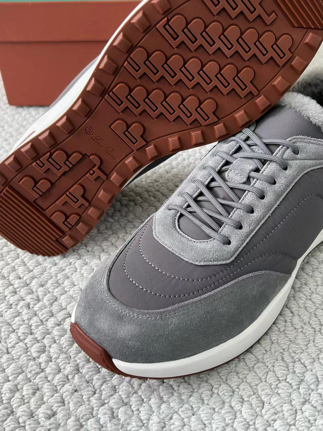Loro Piana – Sneaker aus Wildleder mit Kaschmirfutter in Grau Herren