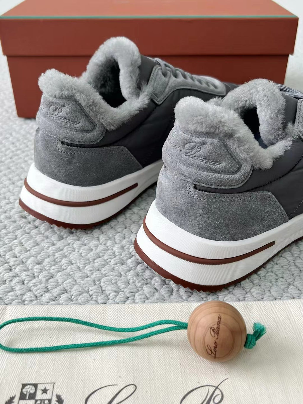 Loro Piana – Sneaker aus Wildleder mit Kaschmirfutter in Grau Herren