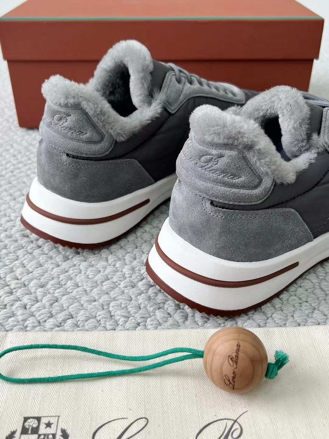 Loro Piana – Sneaker aus Wildleder mit Kaschmirfutter in Grau Herren