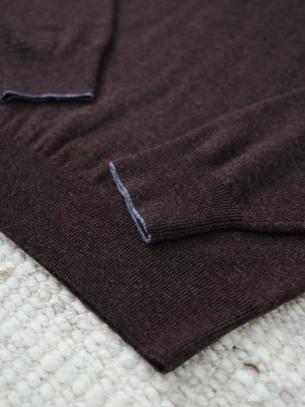 John Smedley – Langarm-Polo-Pullover aus Merinowolle in Dunkelbraun Herren