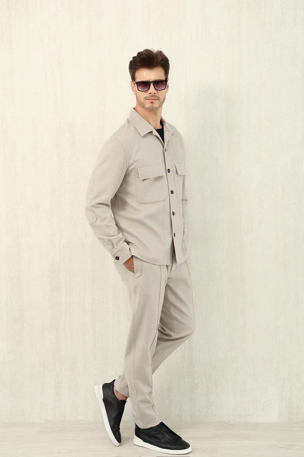 Loro Piana – Overshirt, Hose und Slip-On-Sneaker in Beige & Schwarz Herren