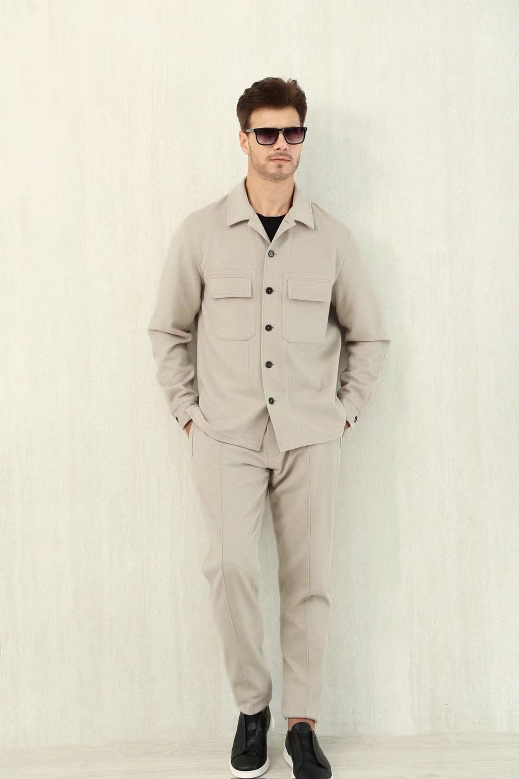 Loro Piana – Overshirt, Hose und Slip-On-Sneaker in Beige & Schwarz Herren