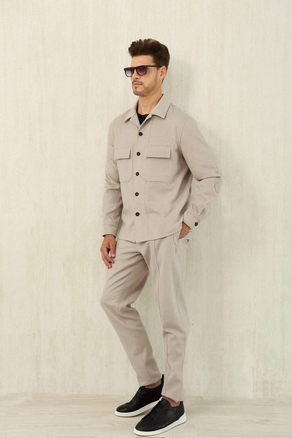 Loro Piana – Overshirt, Hose und Slip-On-Sneaker in Beige & Schwarz Herren